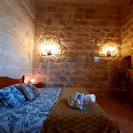The Lyndee House Надур