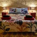 The Lyndee House Надур