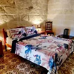 The Lyndee House Надур