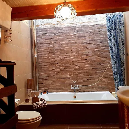 The Lyndee House * Nadur
